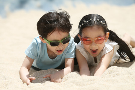 东方人快乐游乐场儿童在户外玩沙子图片