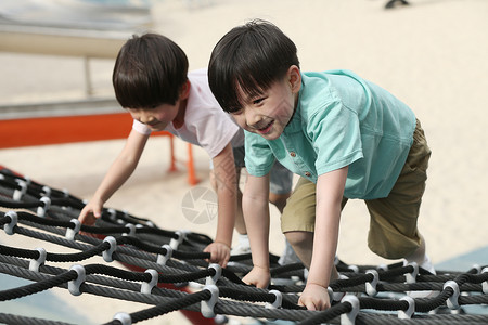 休闲活动男孩攀岩儿童在户外玩耍图片