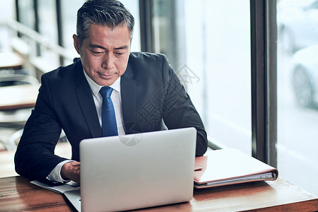 着装得体成年人桌子商务男士使用电脑图片