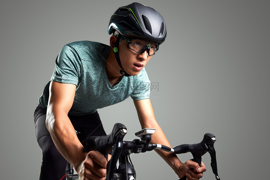 训练青年男人骑自行车图片