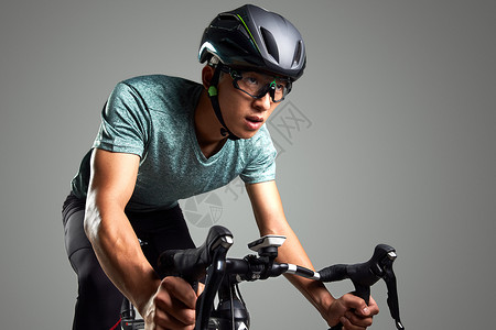 黑色头盔训练青年男人骑自行车背景