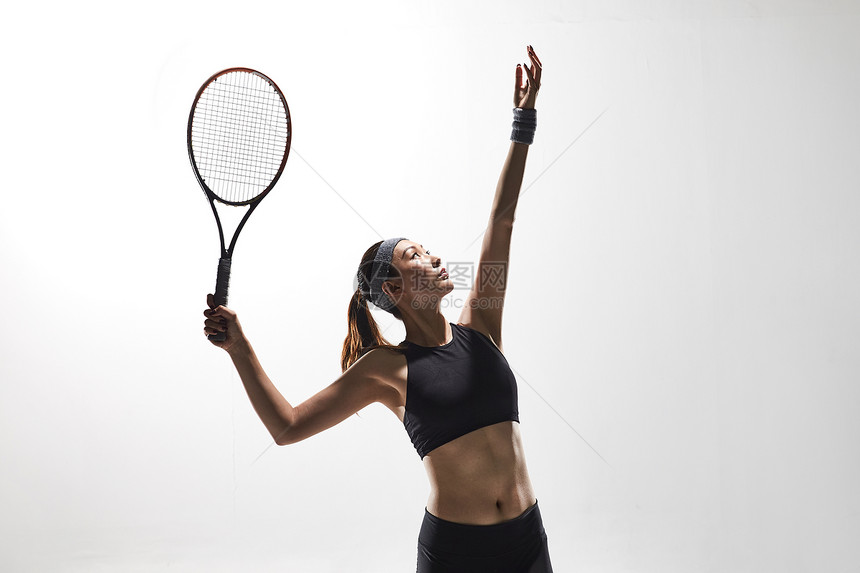 青年女人运动员打网球图片