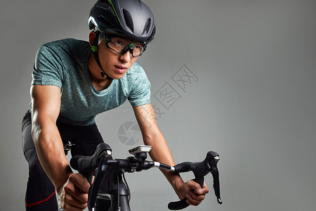 骑自行车的男青年图片