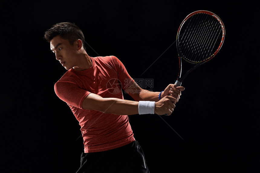 成年运动员打网球图片
