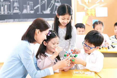 生物老师感知上课人女教师和小学生在教室里背景