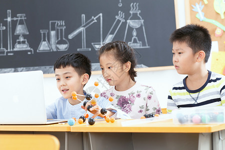 物理学生素材学校希望骄傲小学生在教室里使用电脑背景