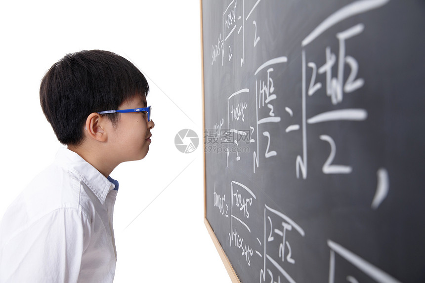 小学男生被数学题难住图片