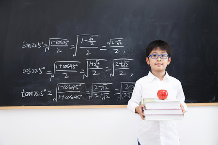 营养课堂学习小学男生站在黑板前背景