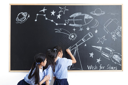 星座室内可爱的小学女生在教室黑板前背景