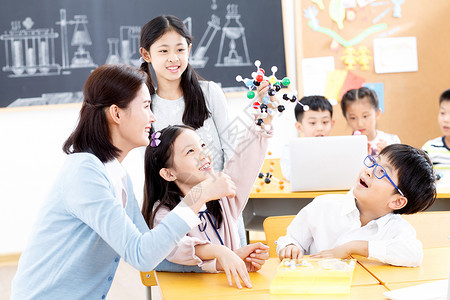 化学素材可爱学校女教师和小学生在教室里背景