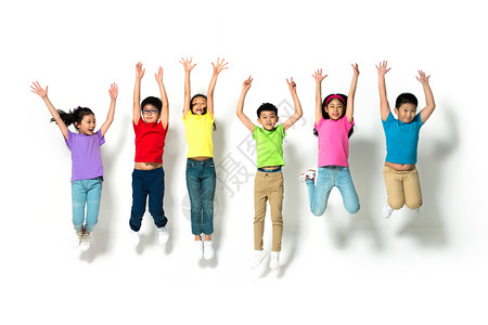 欢乐的小学生跳跃图片