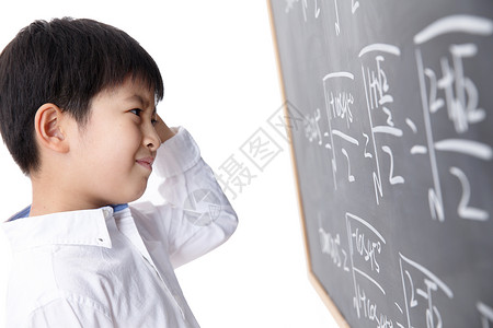 公式学龄儿童努力小学男生被数学题难住高清图片