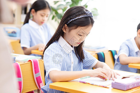 摄影课程小学女生摄影座位小学生在教室里背景