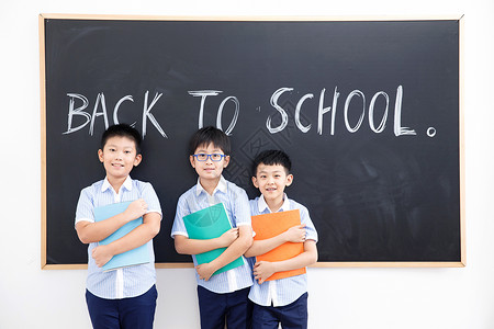 开学兴奋可爱的小学生在教室里背景