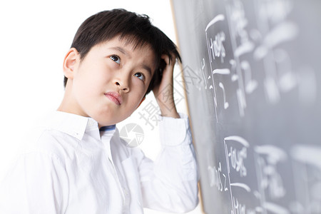 儿童文字素材小学男生被数学题难住背景