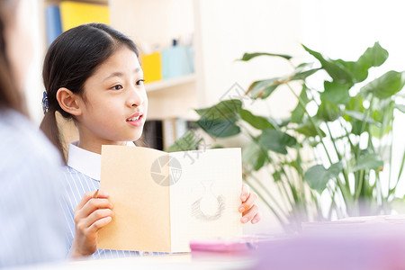 小学女生在教室里绘画图片