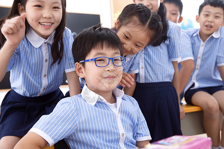 小学生在教室里课间休息感知高清图片素材