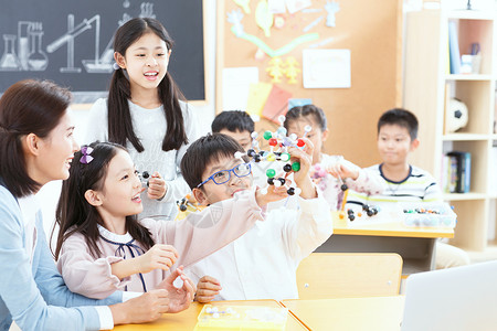 生物课程快乐活力成长女教师和小学生在教室里背景