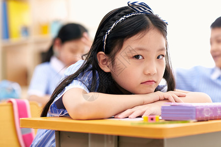 科学水平半身像水平构图学龄儿童小学女生在教室里背景