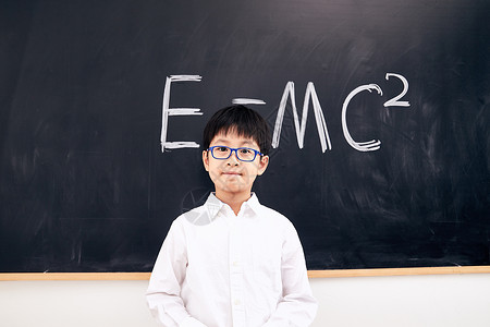 物理学生素材双臂交叉注视镜头梦想小学男生站在黑板前背景