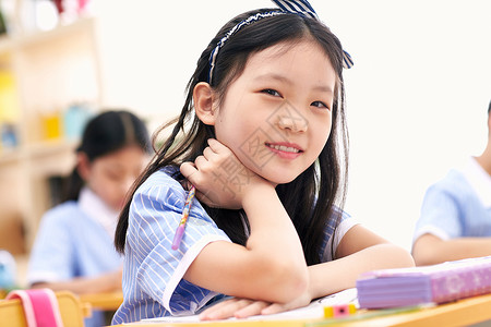 渴望东亚在校生小学女生在教室里图片