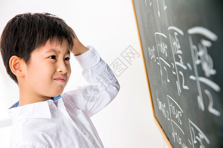 童年亚洲人梦想小学男生被数学题难住图片