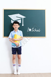 教育小学男生站在黑板前高清图片