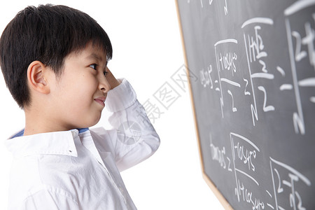 数学题黑板彩色图片户内表现消极小学男生被数学题难住背景