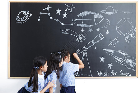 黑板画画私立学校的小学女生在教室里背景