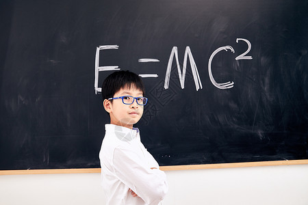 科学水平户内水平构图学习小学男生站在黑板前背景