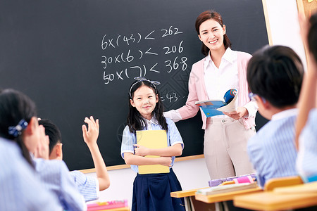 女教师和小学生们在教室里背景图片