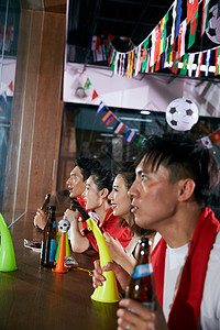 世界杯啦啦队在酒吧激动看比赛的球迷背景