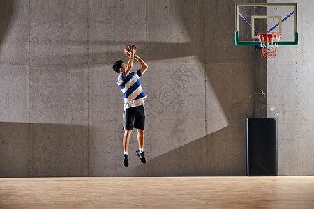 篮球木地板投篮体育比赛青年男人打篮球背景
