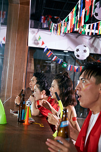 竞啦啦队在酒吧激动看比赛的球迷背景