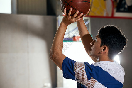 竞争青年男人打篮球高清图片