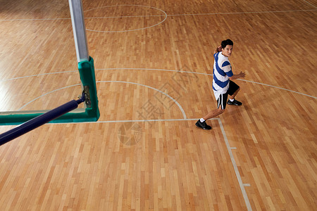 篮球框技能运动青年男人打篮球高清图片