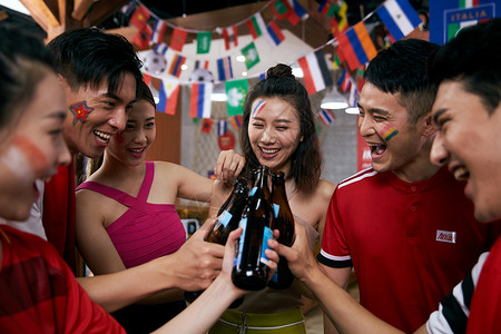 世界杯啦啦队在酒吧激动看比赛的球迷背景
