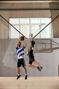 打篮球两个人运动竞赛篮球比赛锻炼青年男人打篮球背景