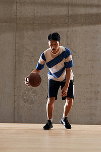 健身青年男人打篮球图片