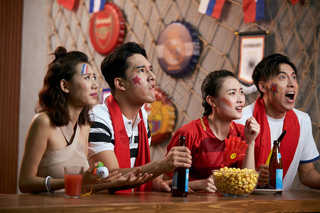 激动看足球比赛的亚洲球迷图片