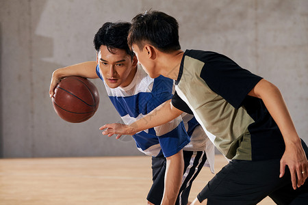 防守的两个青年男人打篮球背景