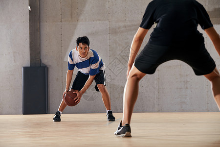打篮球两个人健康的体育场青年男人打篮球背景