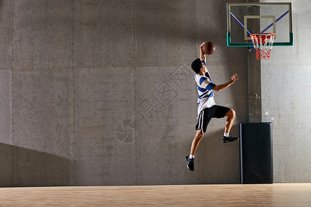 篮球赛青年男人打篮球图片