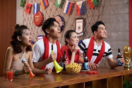 紧张气氛激动看足球比赛的亚洲球迷背景