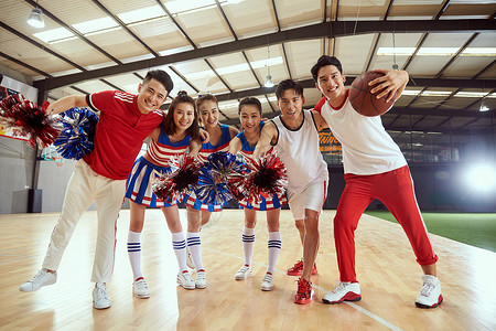 篮球队服团体运动健身享乐青年男女在篮球馆背景