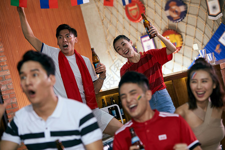 激动看足球比赛的亚洲球迷背景图片