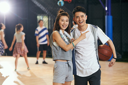 室内体育场馆体育场馆青年男女在篮球馆背景