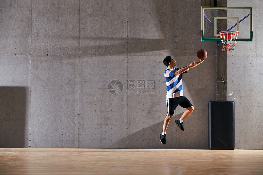 体育青年男人打篮球图片