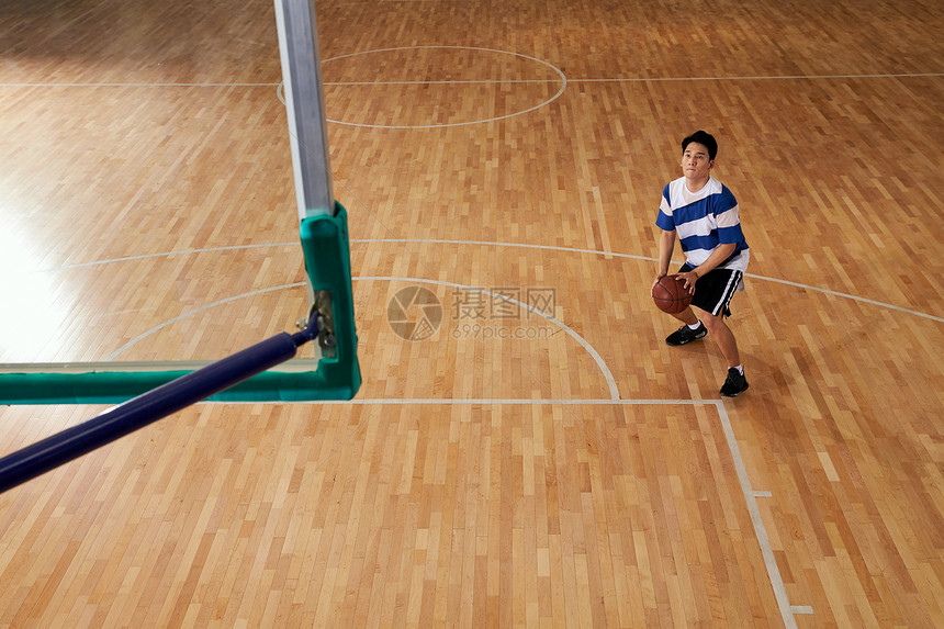 篮球场青年男人打篮球图片