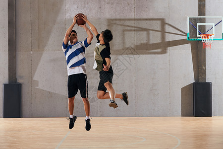 打篮球两个人青年男人打篮球背景